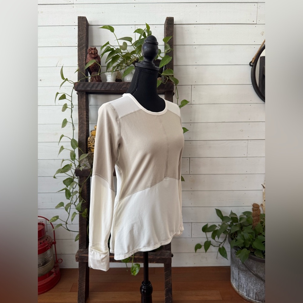 Altra Running Beige and White Long Sleeve Top with Hand Covers - Picture 15 of 17
